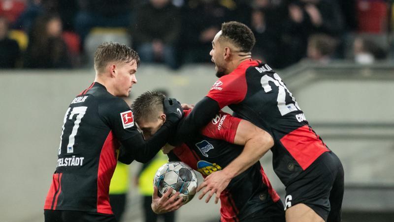 Berlins Krzysztof Piatek (M) jubelt mit Maximilian Mittelstädt (l) und Matheus Cunha über seine Treffer zum 3:3.
