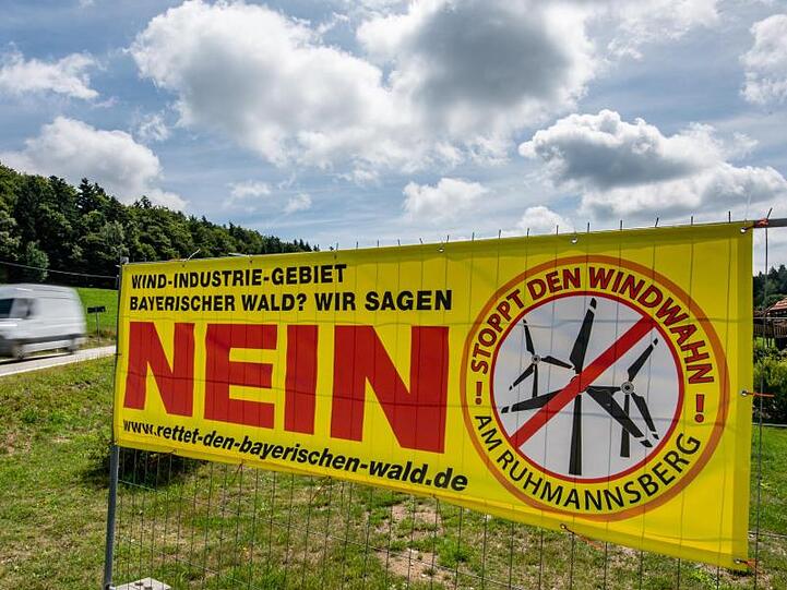 Protest gegen Stromerzeugung: Plakat von Windkraft-Gegnern im Bayerischen Wald.