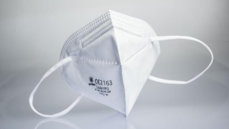 Eine FFP2-Maske liegt auf einem Leuchttisch.