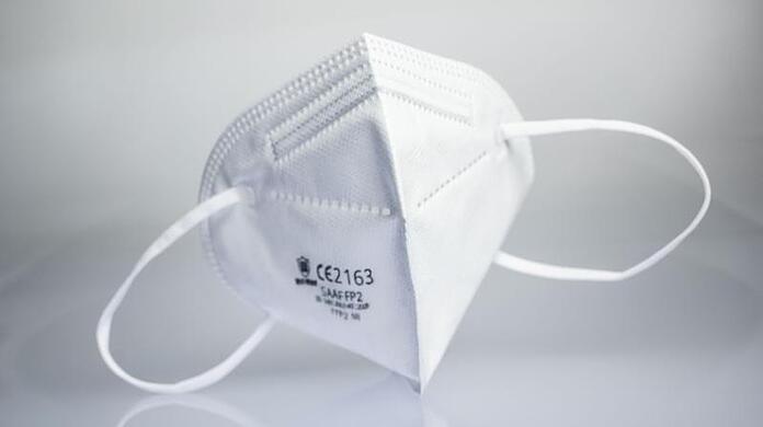 Eine FFP2-Maske liegt auf einem Leuchttisch.