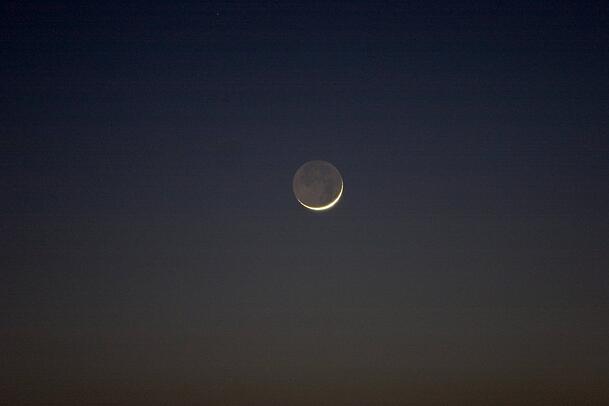 Neumond ist ideal für einen Neubeginn. Neumond ist ideal für einen Neubeginn.