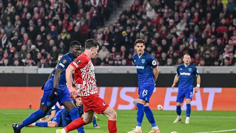 Sorgt hier für das Tor des Tages für den SC Freiburg: Michael Gregoritsch beim Abschluss.