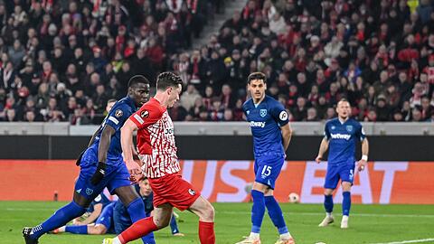 Sorgt hier für das Tor des Tages für den SC Freiburg: Michael Gregoritsch beim Abschluss.