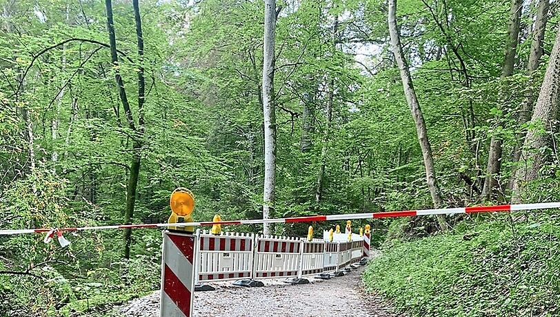 Hinter der Absperrung geht es nach unten: Nach dem erneuten Starkregen ist der Weg noch weiter abgerutscht.
