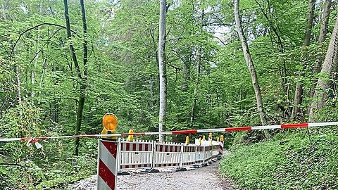 Hinter der Absperrung geht es nach unten: Nach dem erneuten Starkregen ist der Weg noch weiter abgerutscht.