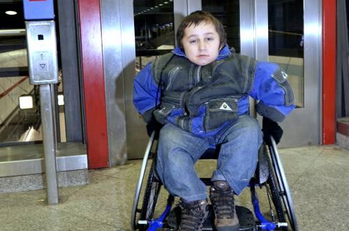 Julian (12): Auf den Lift ist er angewiesen.