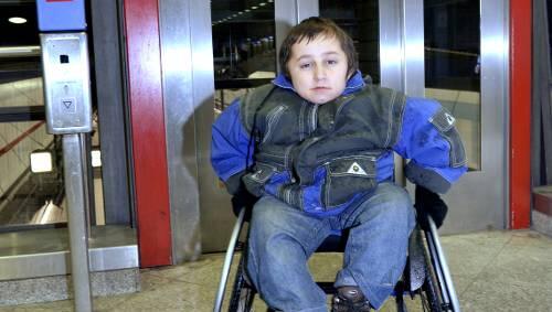 Julian (12): Auf den Lift ist er angewiesen. Julian (12): Auf den Lift ist er angewiesen.