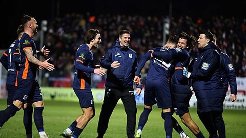 Nach dem traumhaften Freistoß durch Wolfram zum 2:1 brechen bei 1860 alle Dämme – sehr zur Freude von Trainer Glöckner.