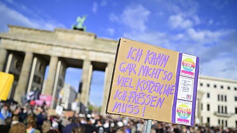 Campact und Fridays for Future hatten zu der Kundgebung am Brandenburger Tor aufgerufen.