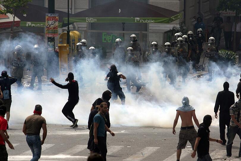 Am Mittwochabend und in der Nacht ist es zu heftigen Straßenschlachten zwischen der Polizei und Demonstranten in Athen gekommen. Mindestens 60 Menschen seien leicht verletzt
worden, berichtete das staatliche Fernsehen (NET). Tausende Menschen protestierten friedlich bis in die frühen
Morgenstunden vor dem Parlament in Athen gegen das harte Sparprogramm
der Regierung.