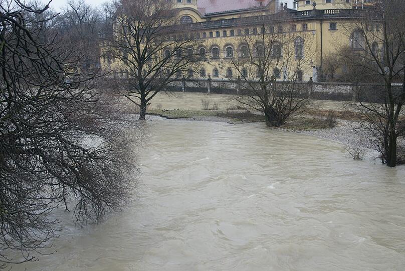 Dauerregen sorgt für Hochwasser an der Isar: In München wurde mit Hochwasserwarnstufe 1 gerechnet. Die Bilder.