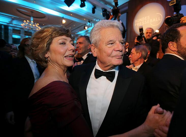 Bundespräsident Joachim Gauck und seine Lebensgefährtin Daniela Schadt beim Tanz vor der Presse.