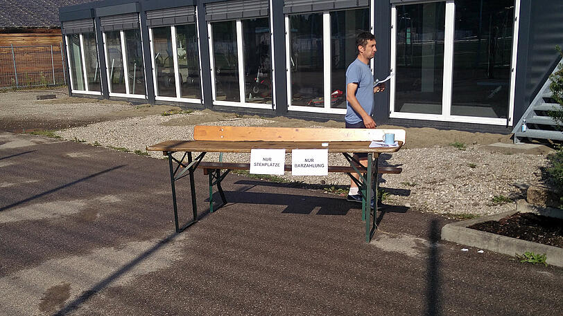 Schlangestehen für Löwen-Tickets. Die Bilder von der Grünwalder Straße.