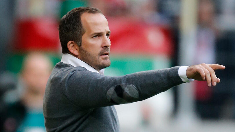 FCA-Trainer Manuel Baum: "Unser Stil legt den Schwerpunkt auf hohe Laufbereitschaft, aggressives Pressing und Balleroberung." FCA-Trainer Manuel Baum: "Unser Stil legt den Schwerpunkt auf hohe Laufbereitschaft, aggressives Pressing und Balleroberung."