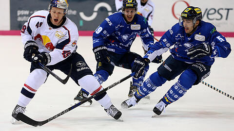 Stürmer Mark Voakes (l.), der Schütze des 1:0, beim 4:2-Sieg des EHC beim Derby in Ingolstadt.
