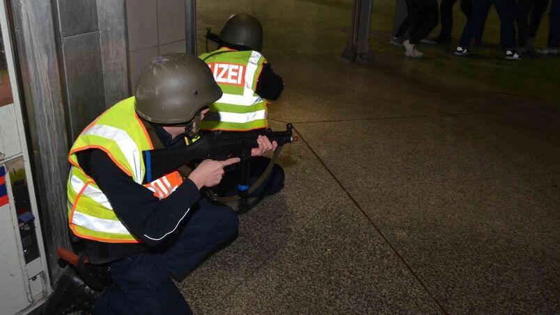 Bundes- und Landespolizei bei einer gemeinsamen Übung in der Schalterhalle des Münchner Hauptbahnhofs.