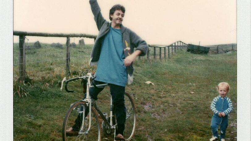 Die Farbe Blau steht beiden: Paul McCartney und Sohn James in Schottland