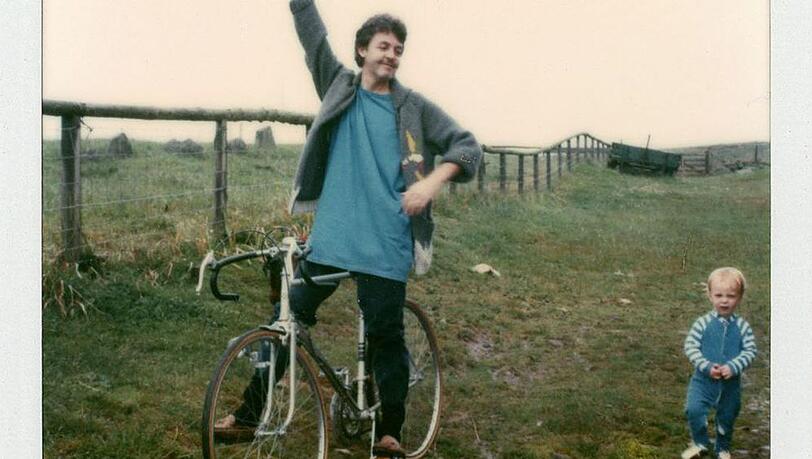 Die Farbe Blau steht beiden: Paul McCartney und Sohn James in Schottland Die Farbe Blau steht beiden: Paul McCartney und Sohn James in Schottland