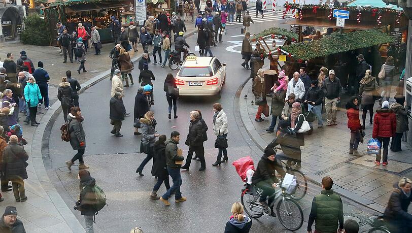 Am Marienplatz kommen sich alle in die Quere: Taxler, Radler und Fußgänger. Am Marienplatz kommen sich alle in die Quere: Taxler, Radler und Fußgänger.