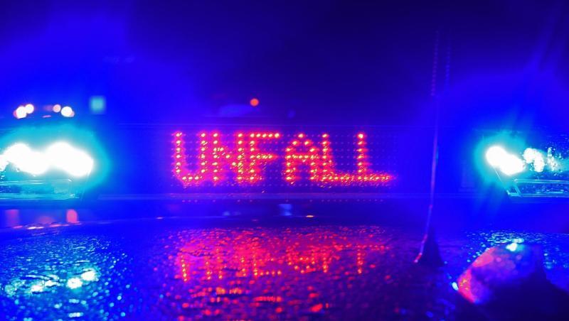 Ein Blaulicht und der LED-Schriftzug "Unfall" leuchten auf dem nassen Dach eines Polizestreifenwagens. Foto: Stefan Puchner/dpa Ein Blaulicht und der LED-Schriftzug "Unfall" leuchten auf dem nassen Dach eines Polizestreifenwagens. Foto: Stefan Puchner/dpa
