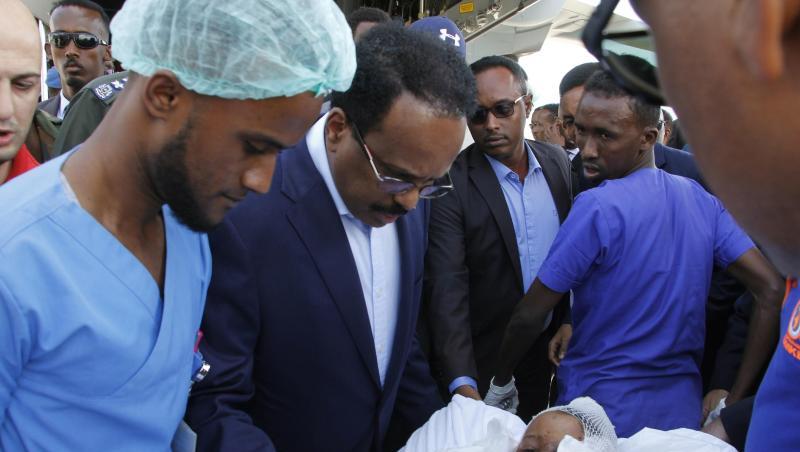 Somalias Präsident Mohamed Abdullahi Mohamed (Mitte l) besucht Opfer, die bei der Explosion einer Autobombe am 28.12.2019 verletzt wurden. Somalias Präsident Mohamed Abdullahi Mohamed (Mitte l) besucht Opfer, die bei der Explosion einer Autobombe am 28.12.2019 verletzt wurden.