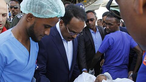 Somalias Präsident Mohamed Abdullahi Mohamed (Mitte l) besucht Opfer, die bei der Explosion einer Autobombe am 28.12.2019 verletzt wurden.