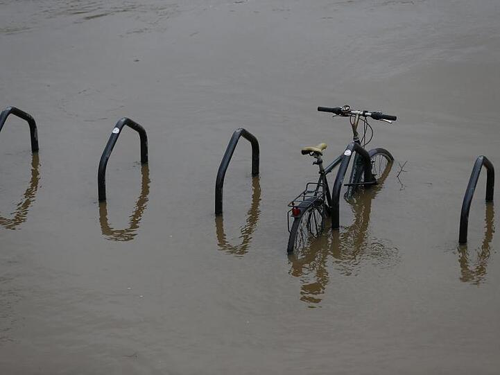Ein Fahrrad versinkt an der Lendal-Brücke in York. Sturm "Dennis" hatte enorme Regenmengen mitgebracht.