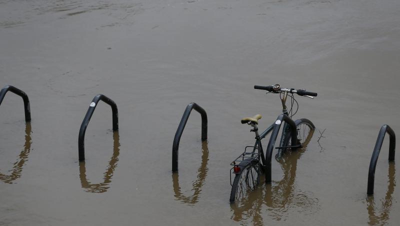 Ein Fahrrad versinkt an der Lendal-Brücke in York. Sturm "Dennis" hatte enorme Regenmengen mitgebracht. Ein Fahrrad versinkt an der Lendal-Brücke in York. Sturm "Dennis" hatte enorme Regenmengen mitgebracht.