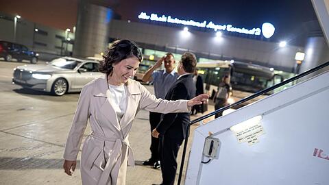 Bundesaußenministerin Annalena Baerbock steigt am Flughafen von Abu Dhabi in die Regierungsmaschine.