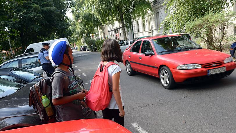 Nicht nur der tägliche Schulweg birgt viele Gefahren für Kinder - auch im Auto kann es gefährlich werden, etwa wenn die Kinder falsch angeschnallt werden. (Illustration)