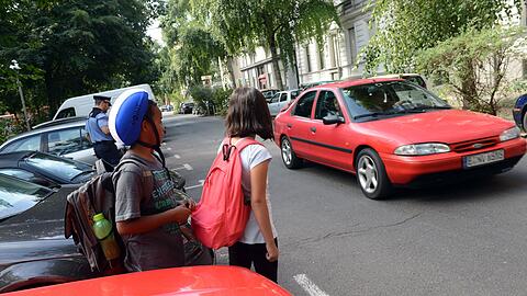 Nicht nur der tägliche Schulweg birgt viele Gefahren für Kinder - auch im Auto kann es gefährlich werden, etwa wenn die Kinder falsch angeschnallt werden. (Illustration)
