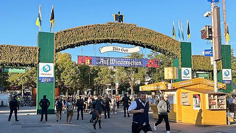 Die Besucher strömten in Richtung der Zelte.