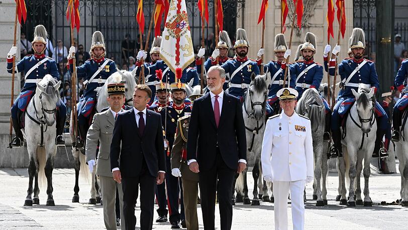 Macron wurde in Madrid mit militärischen Ehren empfangen. Macron wurde in Madrid mit militärischen Ehren empfangen.