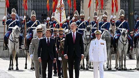 Macron wurde in Madrid mit milit&auml;rischen Ehren empfangen.