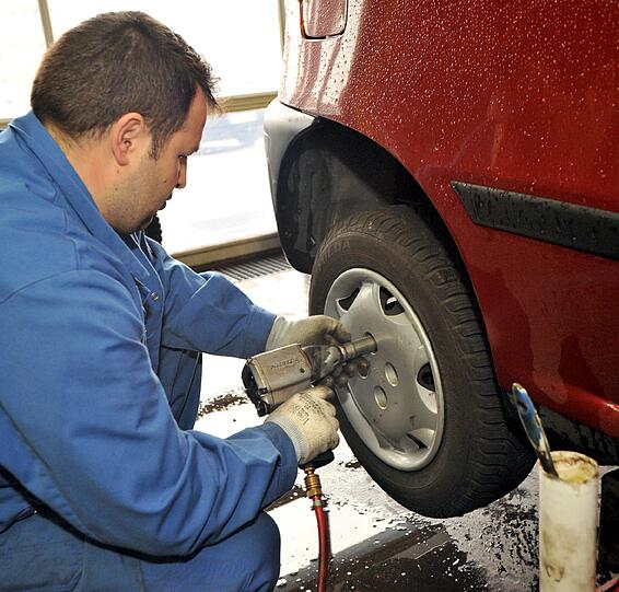 4. Ein leicht erhöhter Reifendruck um maximal 0,2 bar über der Empfehlung des Hersteller bringt laut ADAC bei gemäßigter Fahrweise eine Spritersparnis von bis zu drei Prozent. Fahrer sollten aber nachschauen, ob dies laut der Bedienungsanleitung bei ihrem Wagen
zulässig ist. Weitere zwei bis sechs Prozent sind mit Leichtlaufmotoröl möglich, das bedenkenlos in Autos verwendet werden kann, die jünger als zehn Jahre sind. Unnötiger Ballast sollte aus dem Kofferraum verschwinden, und auch die leere Dachbox muss nach dem Urlaub schnell vom Auto herunter. Denn mit dem Gewicht steigt der Spritdurst von Fahrzeugen.Ein leicht erhöhter Reifendruck um maximal 0,2 bar über der Empfehlung des Hersteller bringt laut ADAC bei gemäßigter Fahrweise eine Spritersparnis von bis zu drei Prozent. Fahrer sollten aber nachschauen, ob dies laut der Bedienungsanleitung bei ihrem Wagen zulässig ist. Weitere zwei bis sechs Prozent sind mit Leichtlaufmotoröl möglich, das bedenkenlos in Autos verwendet werden kann, die jünger als zehn Jahre sind. Unnötiger Ballast sollte aus dem Kofferraum verschwinden, und auch die leere Dachbox muss nach dem Urlaub schnell vom Auto herunter. Denn mit dem Gewicht steigt der
Spritdurst von Fahrzeugen.