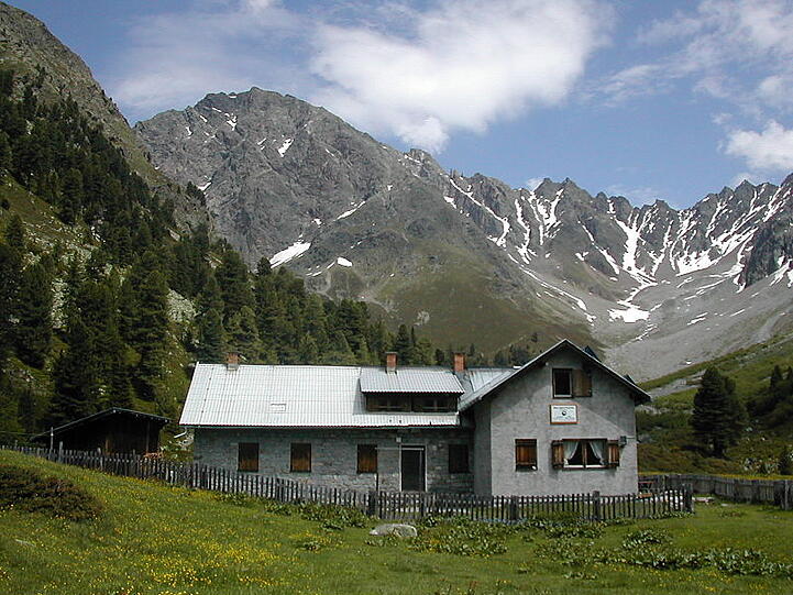 Die Verpeilhütte in Tirol  - dahinter der Westliche Sonnenkögel (3008 m), rechts das Verpeiljoch (2825 m). Hier war die Allgäuerin wandern.