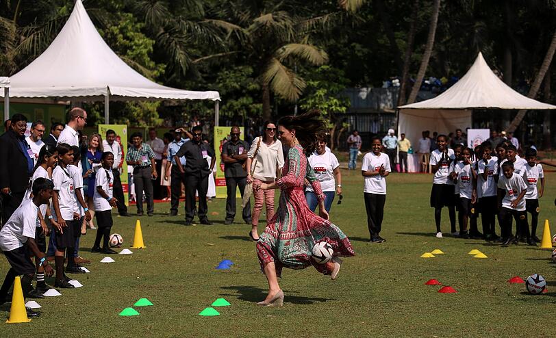 Kate und William beim Cricketspielen während ihrer großen Indien-Tour.