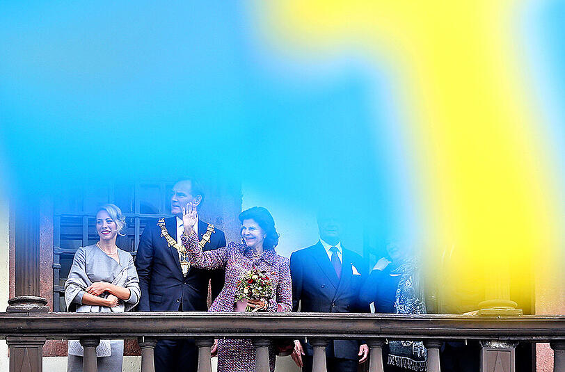 Leipzigs OB Burkhard Jung (SPD, 2.v.l) und seine Frau Ayleena (l) stehen mit König Carl XVI. Gustaf und seiner Frau Königin Silvia von Schweden auf dem Balkon vom Alten Rathaus in Leipzig (Sachsen).