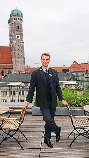 Was für ein Arbeitsplatz: Chef-Concierge Tobias Lindner auf der Dachterrasse des Hotels Bayerischer Hof.