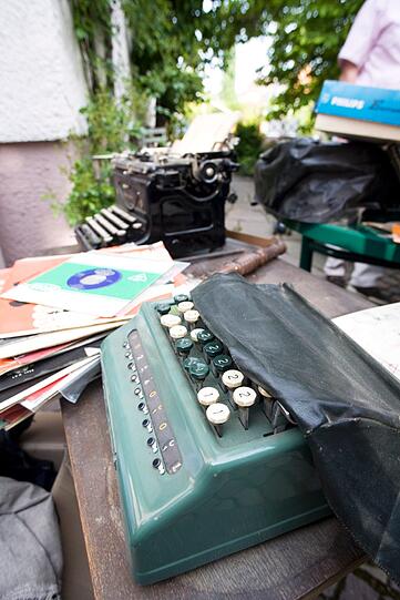 Blick hinter die Hausfassaden ins Grüne: der Gartenflohmarkt in Gern. Die Fotos.