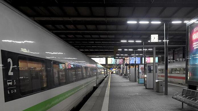 Viele ältere Menschen sind lieber ein bisserl früher am Gleis, um am Bahnsteig in Ruhe auf die richtige Höhe laufen zu können. (Archivbild)