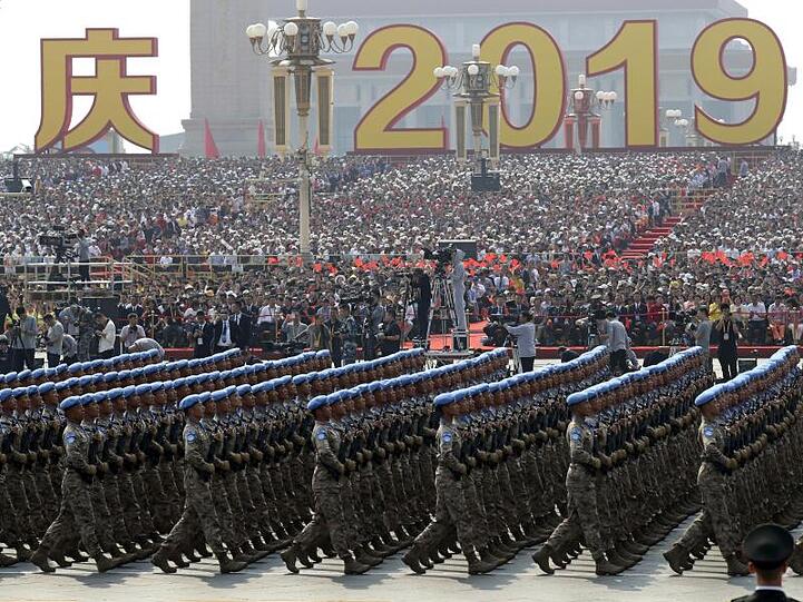 An der Parade nahmen 15.000 Soldaten, mehr als 160 Flugzeuge und 580 Panzer und Waffensysteme teil.