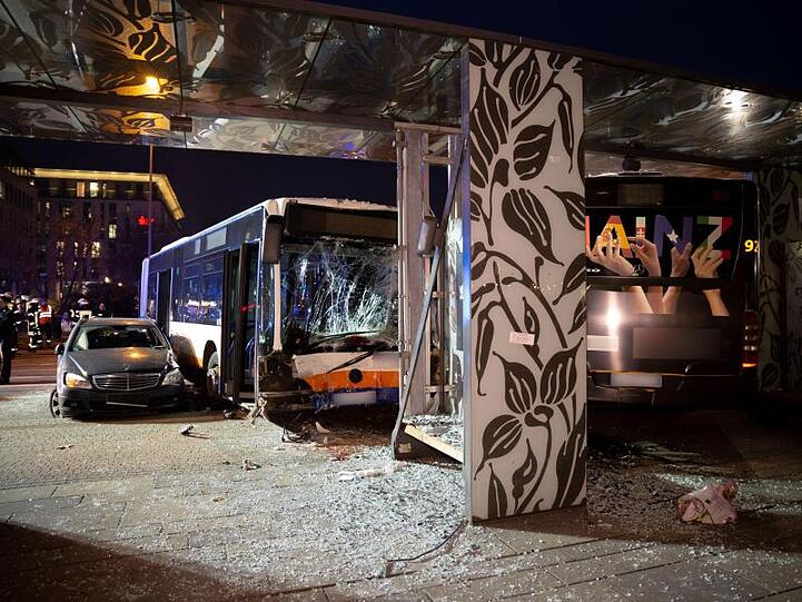 Ein beschädigter Pkw und ein beschädigter Bus stehen nach dem Unfall am Wiesbadener Hauptbahnhof.