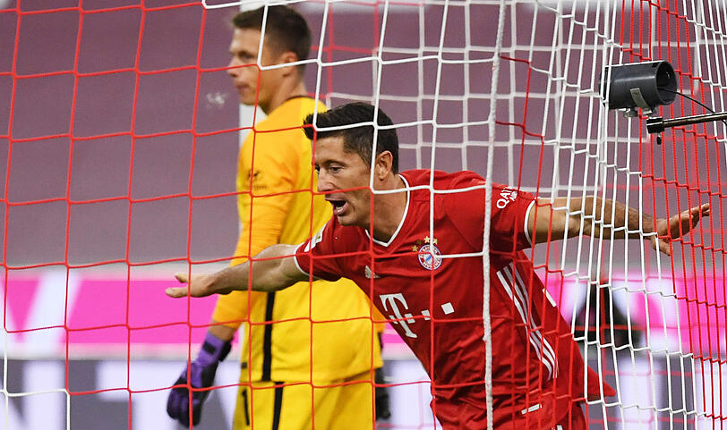 2. Saisontor: Nach einem Spiel ohne (!) Treffer trifft der Pole gegen Hertha BSC gleich viermal. Zum 1:0…