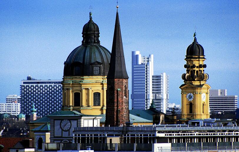 Theatiner- und Salvatorkirche, dahinter das Hypohochhaus.
