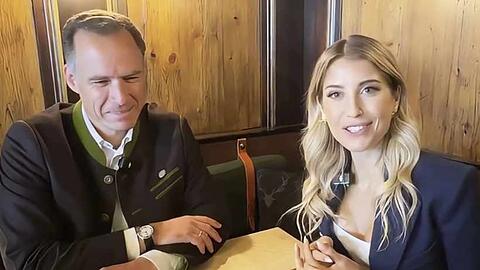 Cathy Hummels im Gespräch mit Wiesn-Wirt Peter Inselkammer.