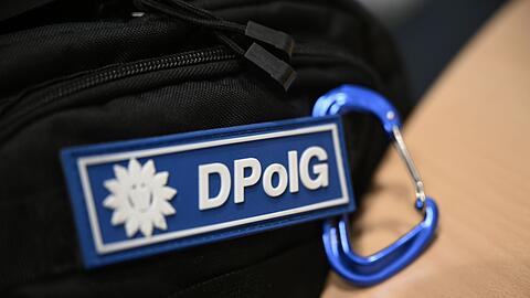 Der bayerische Landesverband der Deutschen Polizeigewerkschaft hat sich für flächendeckenden Einsatz von Tasern bei Polizeistreifen ausgesprochen (Archivbild).
