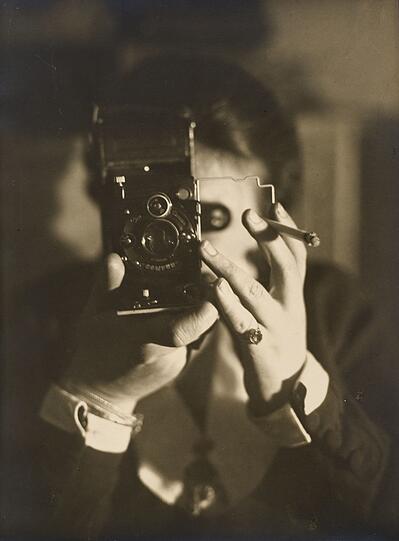 Hingucker in der Ausstellung: Vor genau 100 Jahren hat sich Germaine Krull mit ihrer Icarette selbst porträtiert.