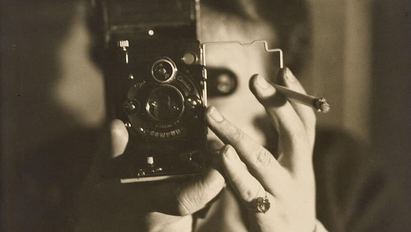Hingucker in der Ausstellung: Vor genau 100 Jahren hat sich Germaine Krull mit ihrer Icarette selbst porträtiert. Hingucker in der Ausstellung: Vor genau 100 Jahren hat sich Germaine Krull mit ihrer Icarette selbst porträtiert.