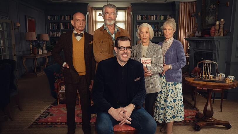 Die Stars aus "The Thursday Murder Club" mit Autor Richard Osman (v.).